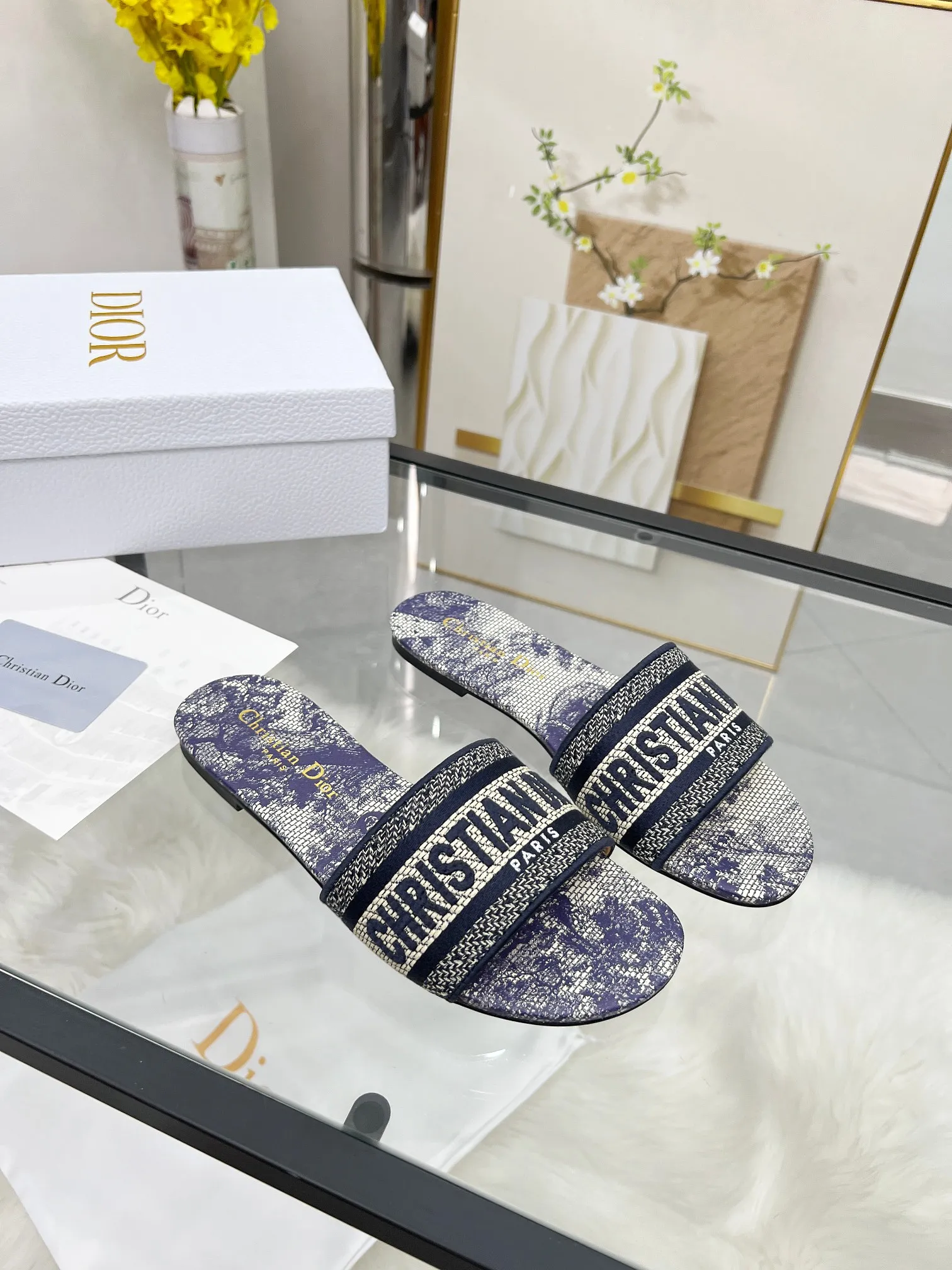 💕💕Factory direct selling price p300💕💕 Genuine leather sole +30 CD•Dior women's presbyopic embroidered leather sole slippers Christian Dior has always been synonymous with magnificence and elegance, and has always been at the top of the fashion palace👍 What is particularly worth mentioning is: the embroidered sole 👟👟 pattern reproduces one of the cherished symbols of Christian Dior✅ More than a hundred colors to choose from ◽️️Upper: Selected top-quality embroidered cotton ◽️Inner lining: imported sheepskin ◽Number 35-40 (customized at 41.42.43)